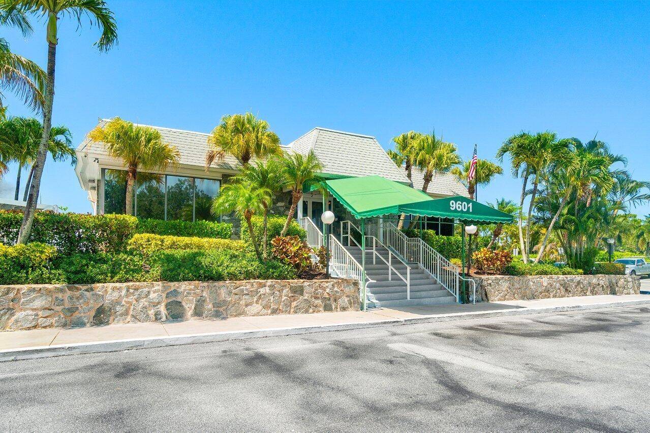 Retire in comfort and style in this bright and inviting 2 bed, 2 bath downstairs end unit condo, ideally located in one of Jupiter's most welcoming communities.