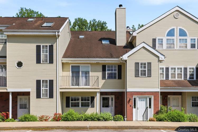 Experience the best of Rye living in this beautifully renovated townhouse at The Gables, ideally located just a short walk from downtown, Metro North, restaurants, shopping, and award winning school ...