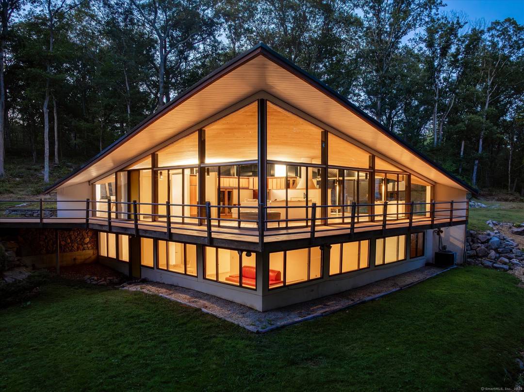 Welcome to the iconic Evans House a striking work of mid century modern architecture.