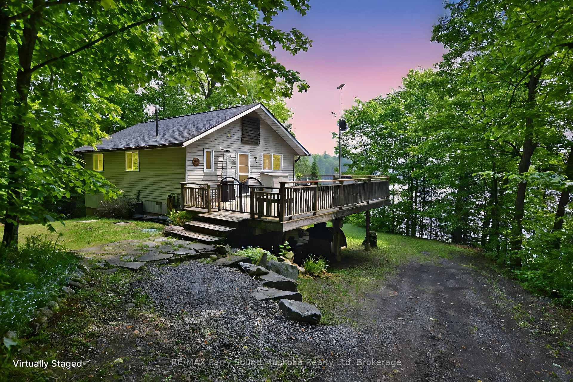 DESIRABLE WHITESTONE LAKE !