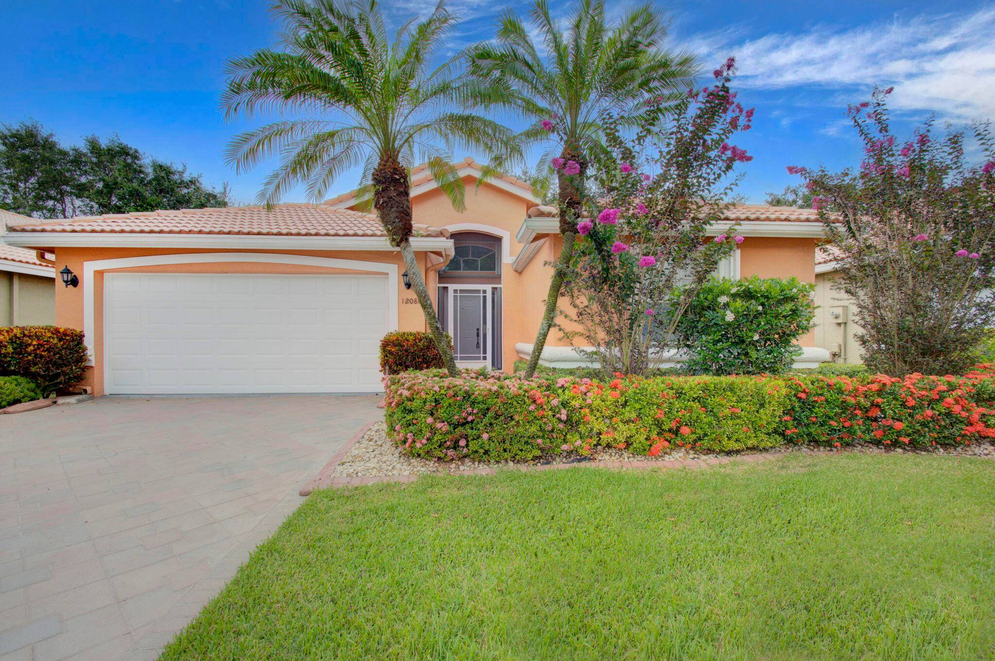 Charming Lakefront Home in Prime Location !