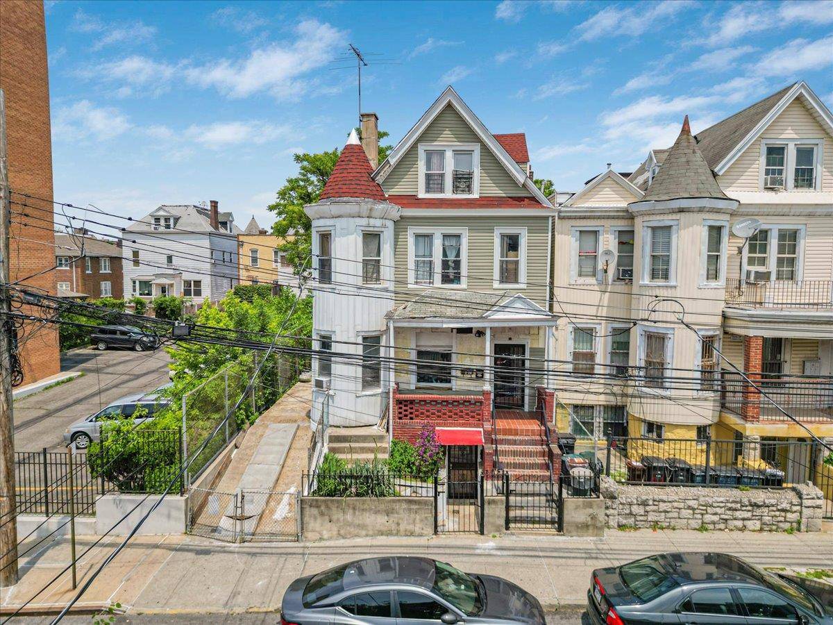 Welcome to a one of a kind opportunity in the heart of the northeastern Bronx !