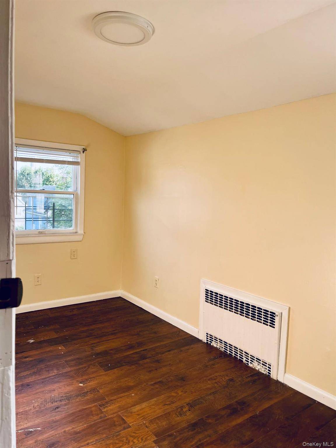 Welcome to this beautifully maintained apartment featuring four spacious bedrooms and two full bathrooms.