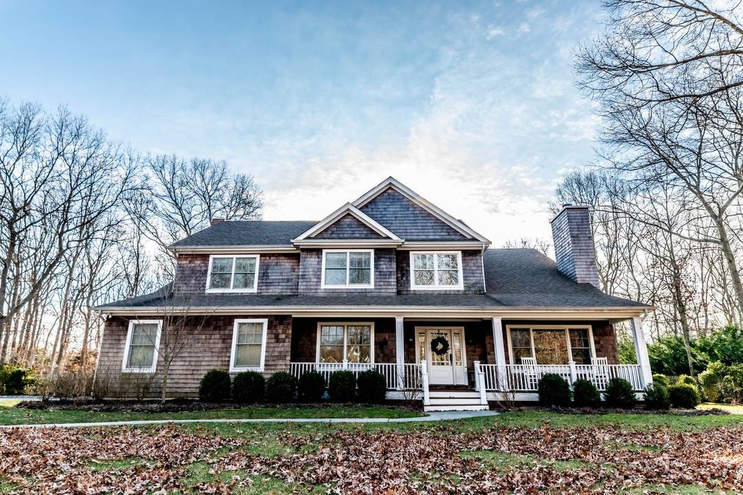 Pool, Tennis and Five Bedrooms in Southampton