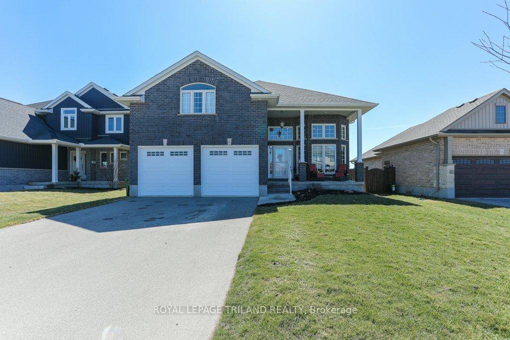 Welcome to this bright, MP Home built Side split styled located at Shaw Valley.