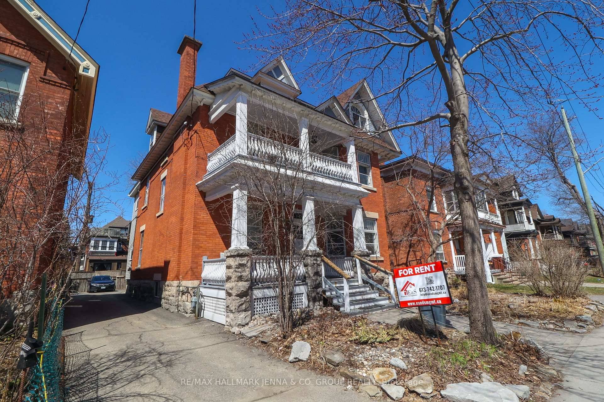 Charming 2 Bedroom Apartment in the Heart of the Glebe Discover the perfect blend of character and convenience in this bright and spacious 2 bedroom, 1 bathroom apartment located in ...