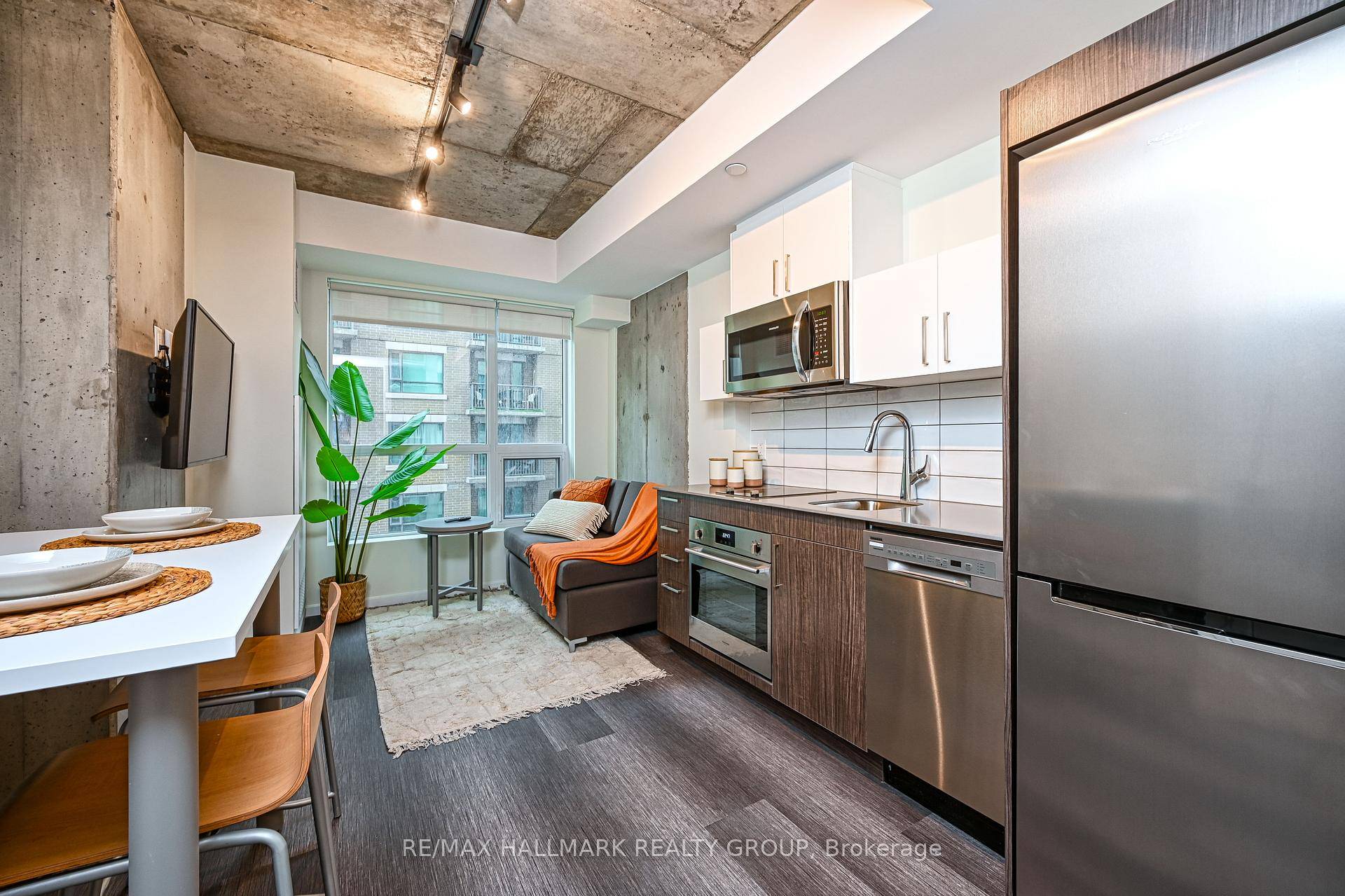 All Inclusive, fully furnished studio den living in the heart of downtown Ottawa ALMA ByWard Market !