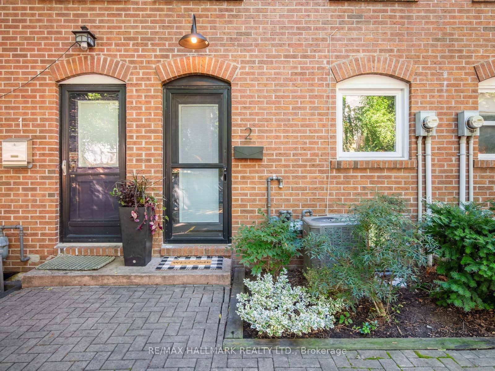 Bright Urban Townhome in a Hidden Enclave of The Pocket !