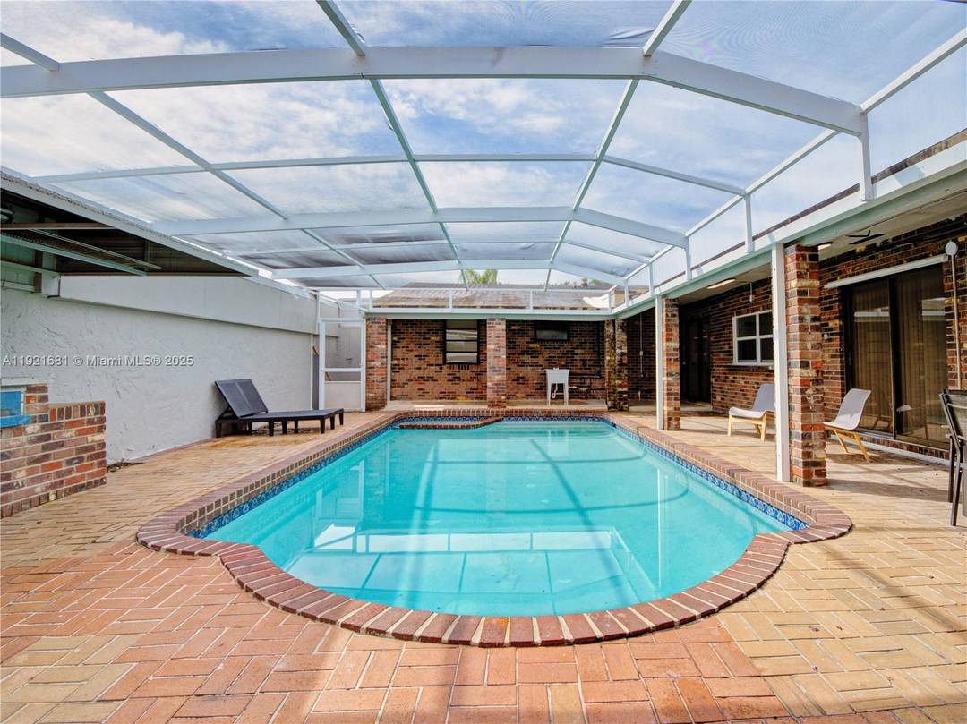 Don t miss this exceptional opportunity in one of Hollywood s most desirable areas !