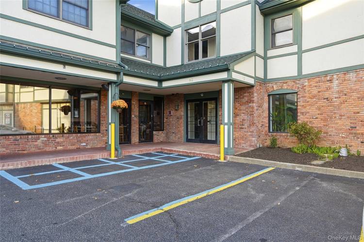 Gorgeous Two Bedroom, One Bathroom in the Heart of Historic Downtown Oyster Bay !