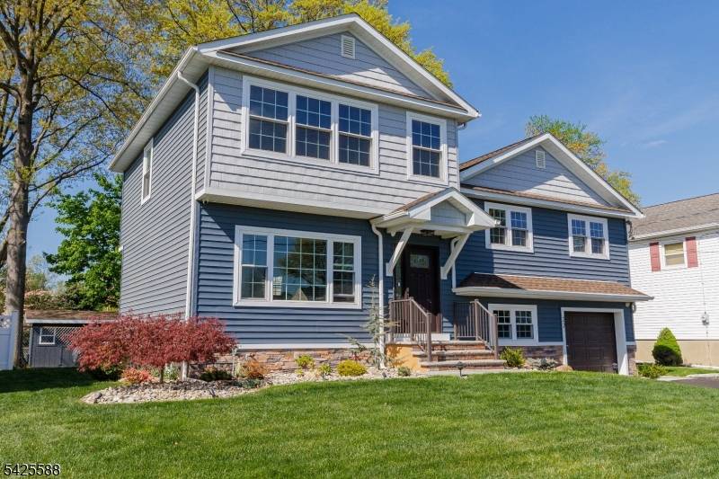 Ready to move in to this 4 Bedroom, 2.