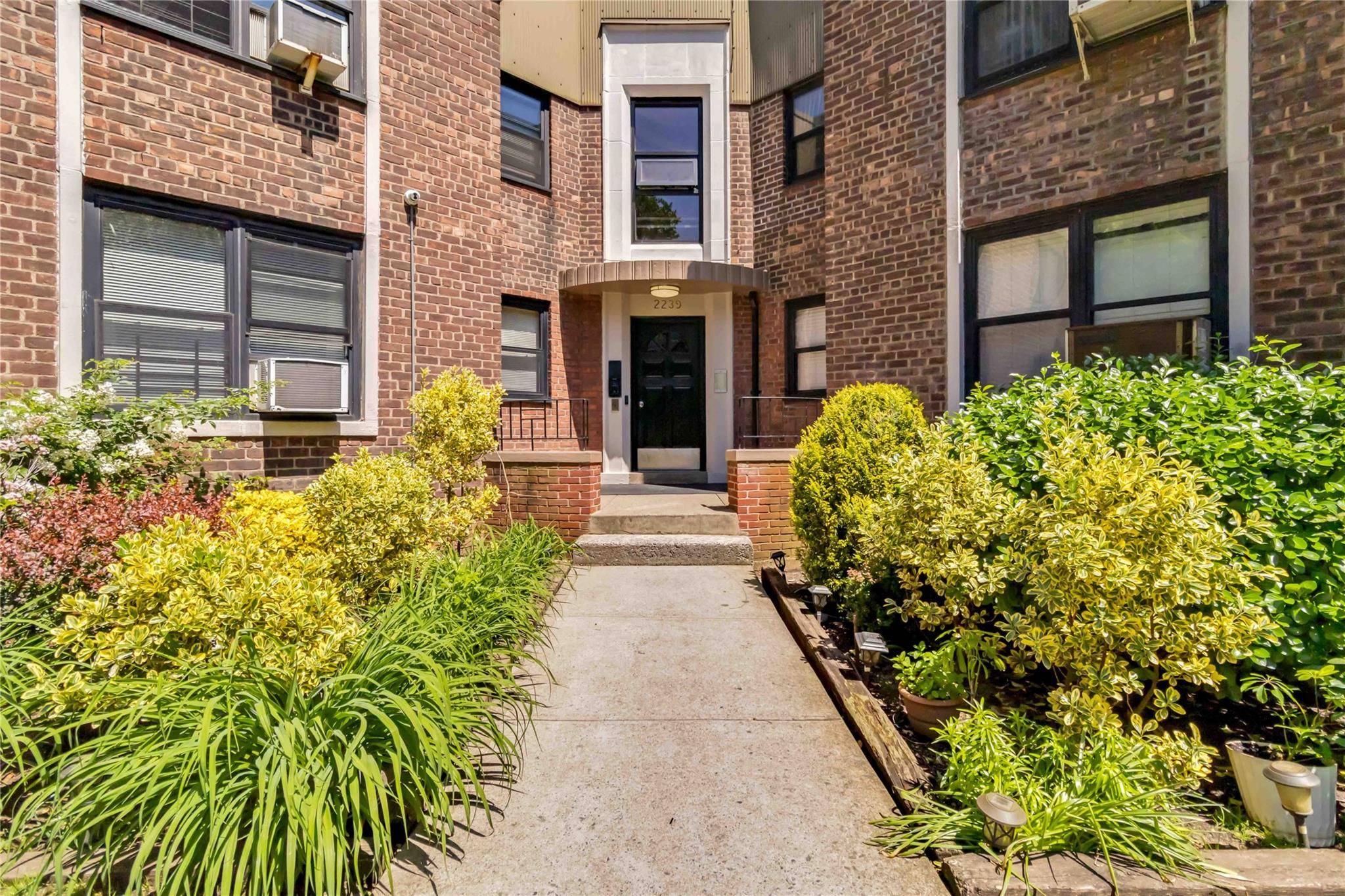 Welcome to this beautifully maintained 2 bedroom, 1 bath condominium located in the desirable Astoria Heights neighborhood.
