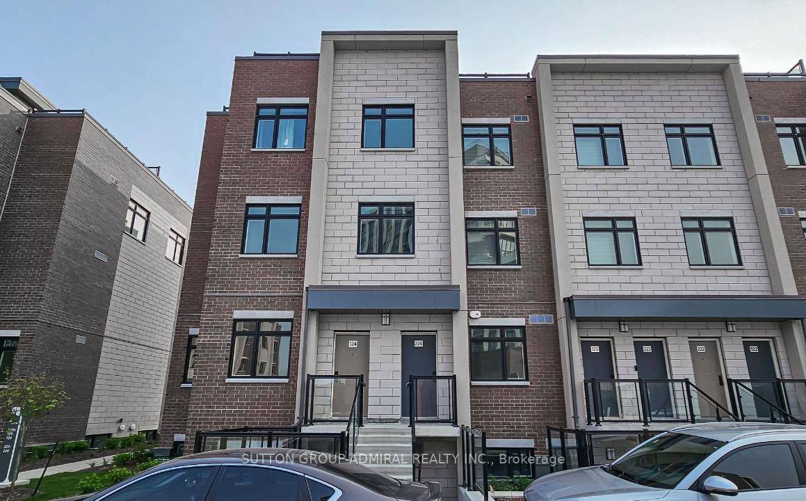 Experience contemporary living at its best in this pristine, two bedroom townhome, ideally positioned in the heart of Mississaugas bustling urban scene.