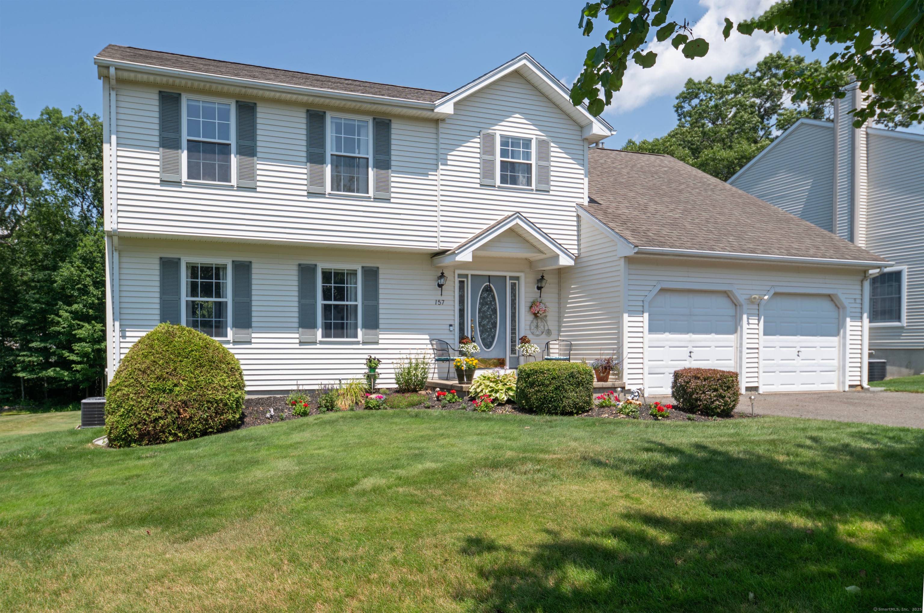 Immaculate 3 bedroom colonial conviently located on a cul de sac close to highways, parks and shoping.