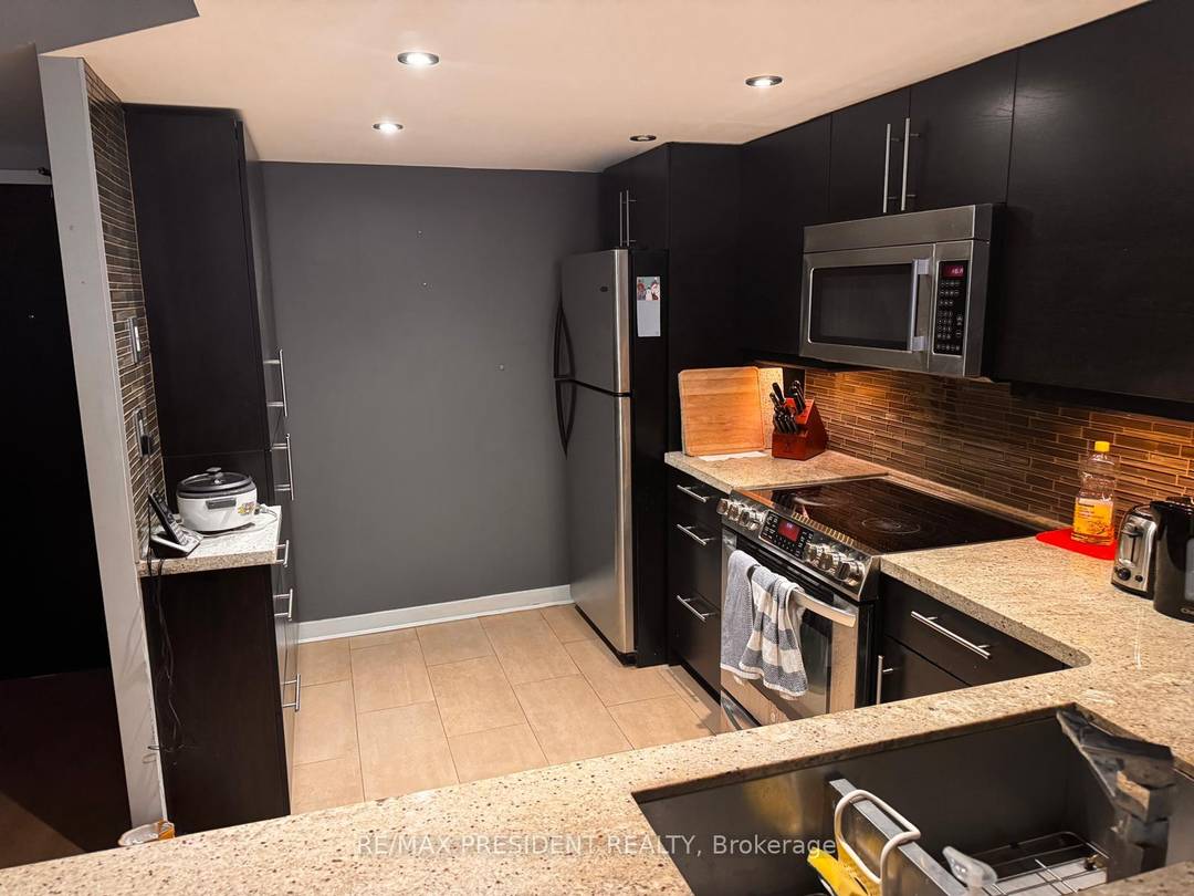 Rarely Offered Bright amp ; Spacious 1 Bedroom Spacious Den Could Act As A Second Bedroom with Parking amp ; Locker.