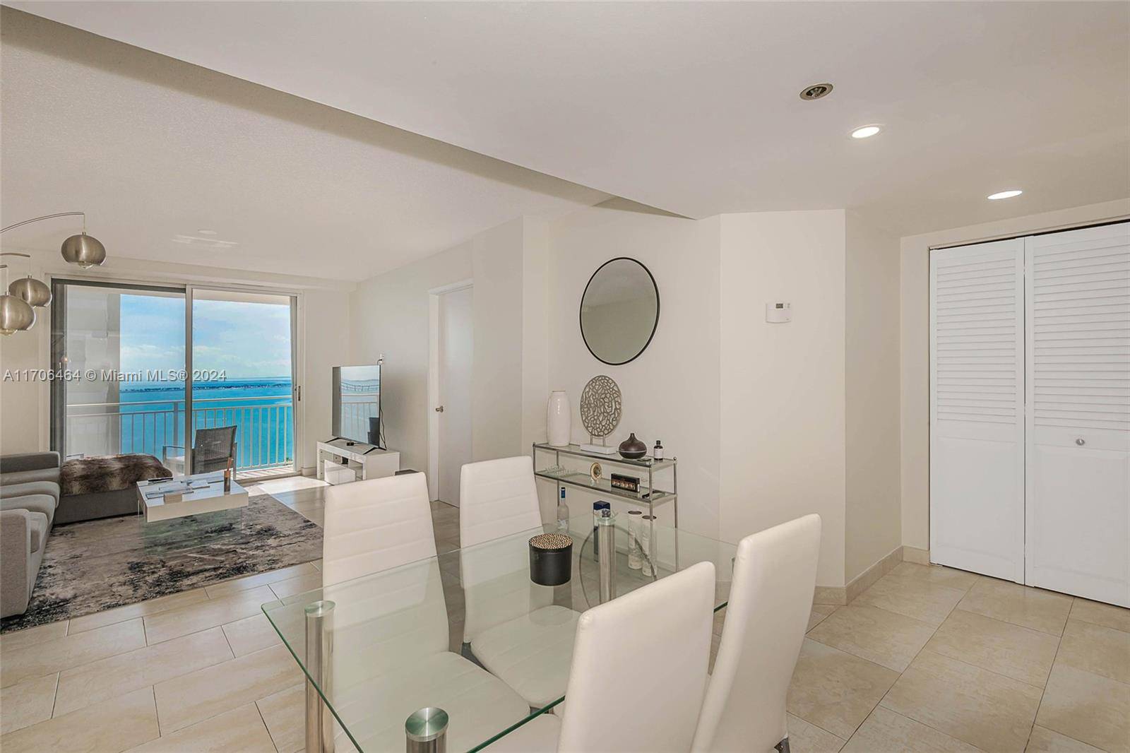 Stunning 19th Floor 2 2 Condo with Breathtaking Biscayne Bay amp ; Ocean Views in Brickell Key This beautifully unit offers spectacular panoramic views of Biscayne Bay and Ocean.