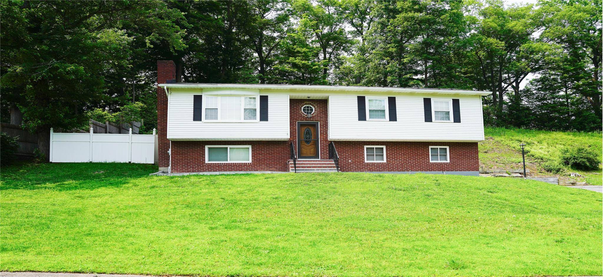 Welcome to 11 Boxwood Close, Nestled in the heart of Hopewell Junction.