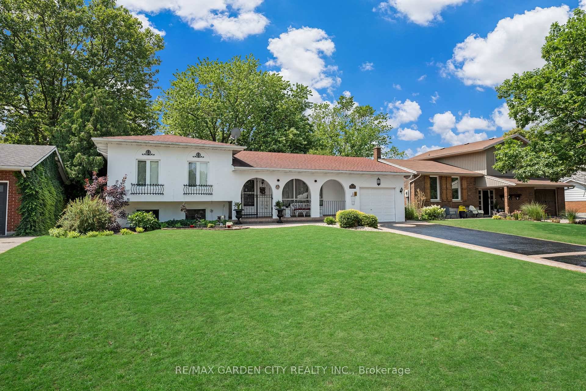 Dont miss this rare opportunity to live on the highly sought after Beamsville Bench in the exclusive and upscale community of Cherry Heights.