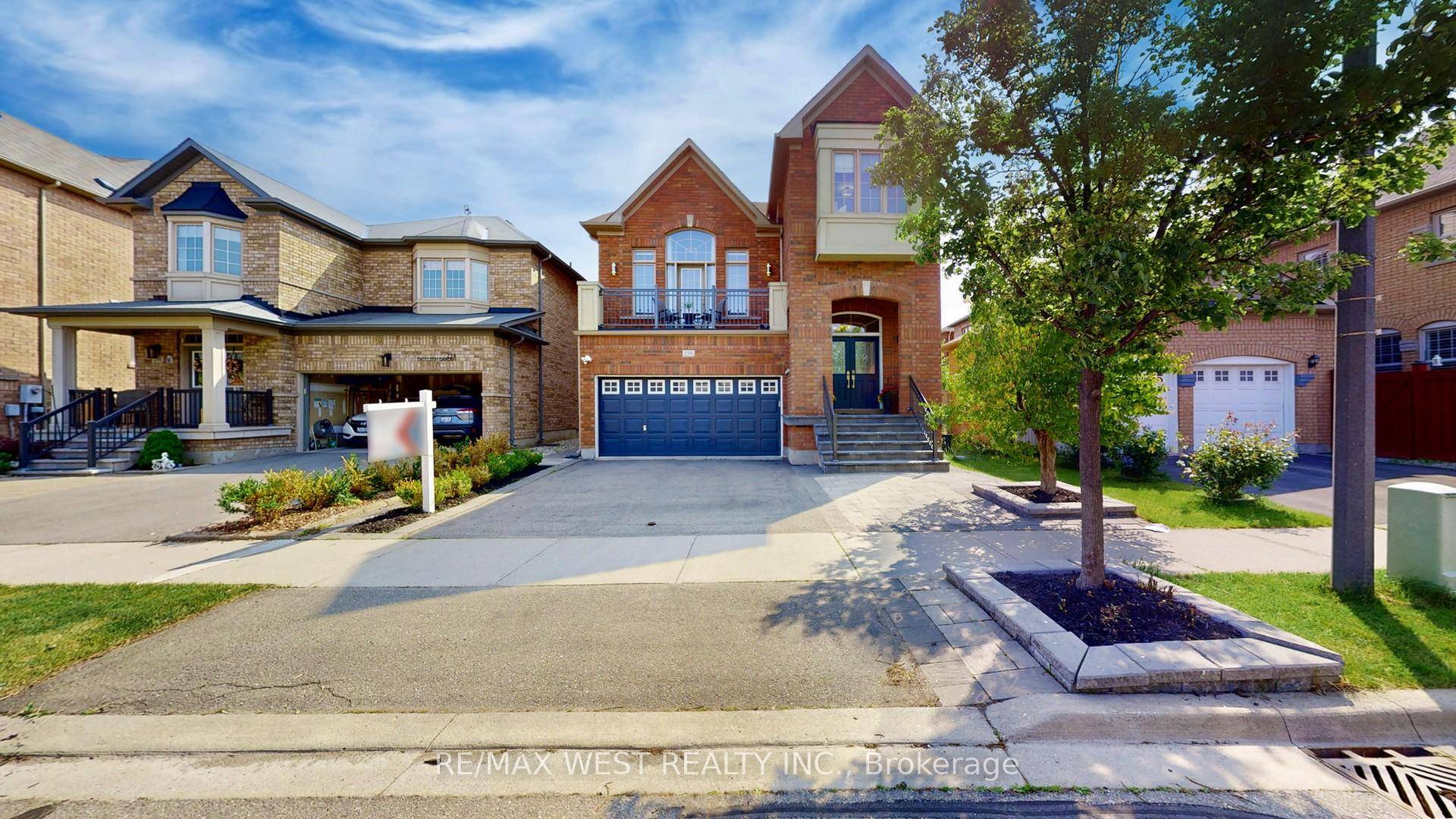 Welcome to this spectacular showpiece, a stunning 4 bedroom, 4 washroom detached Chester Model home located in one of Miltons most sought after neighborhoods.
