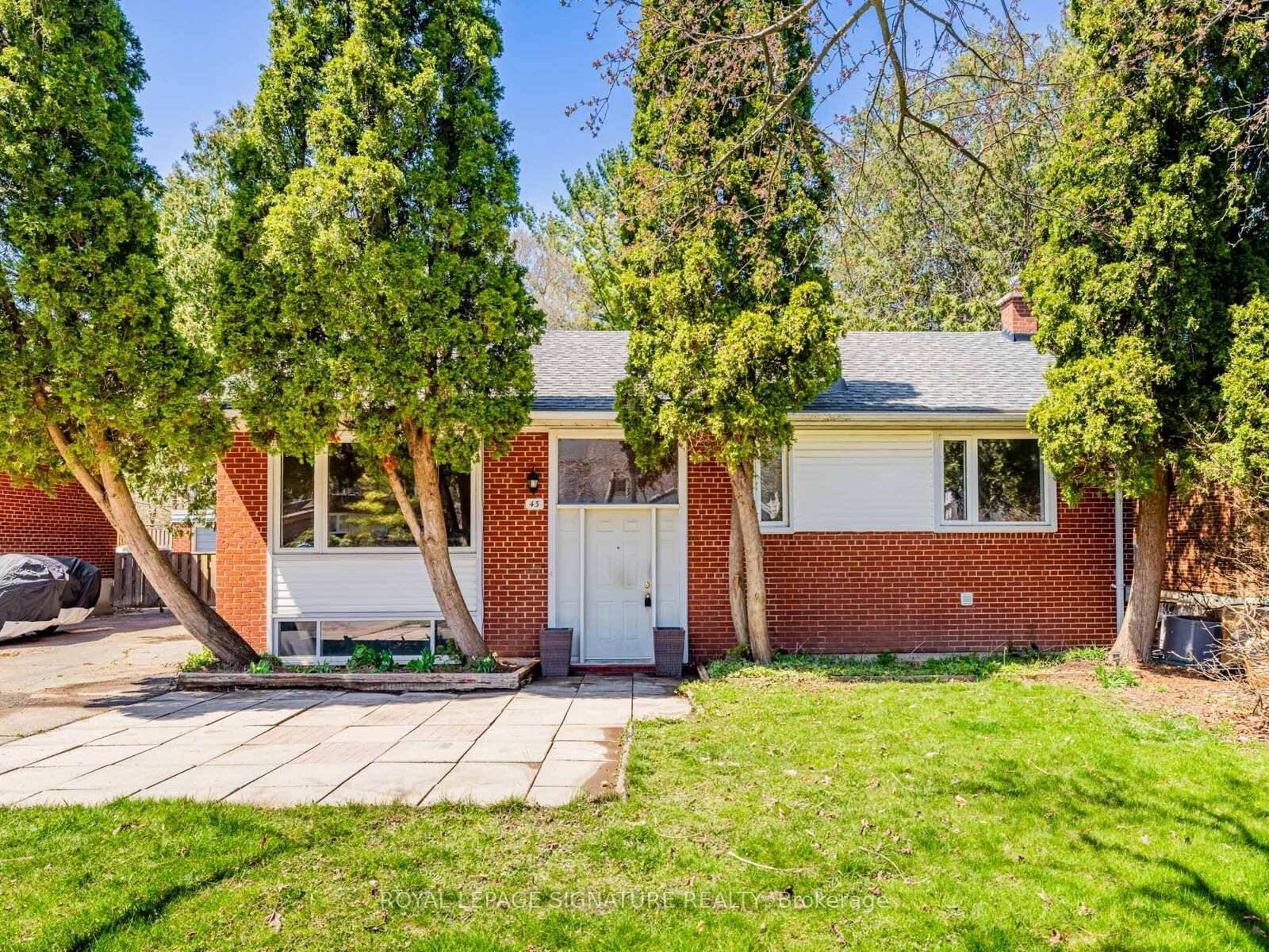 Welcome to 43 Hemford Cres, a 3 Bed, 2 bath bungalow in the Heart of Don Mills.