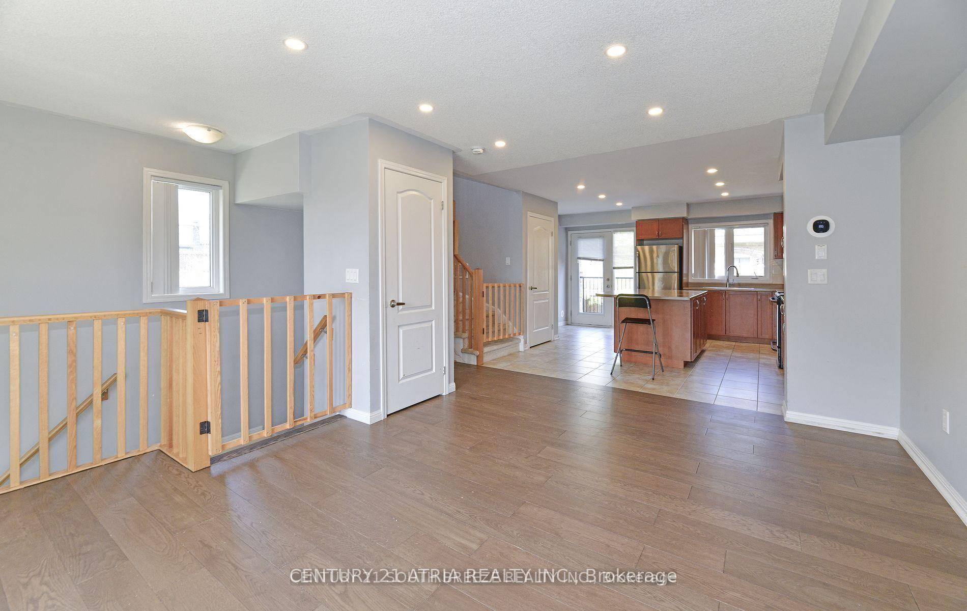 Modern 2 Bed 3 Bath townhome in Erin Mills Churchill Meadows.