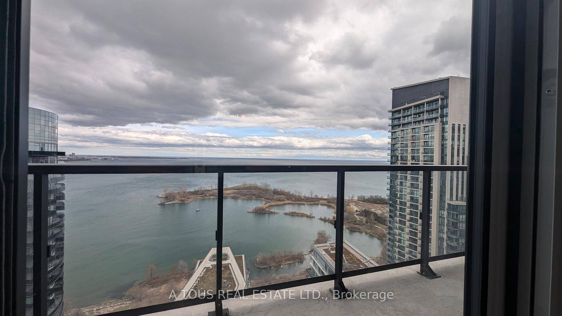 Amazing executive lakeview Condo in Prestigious Waterfront condo !