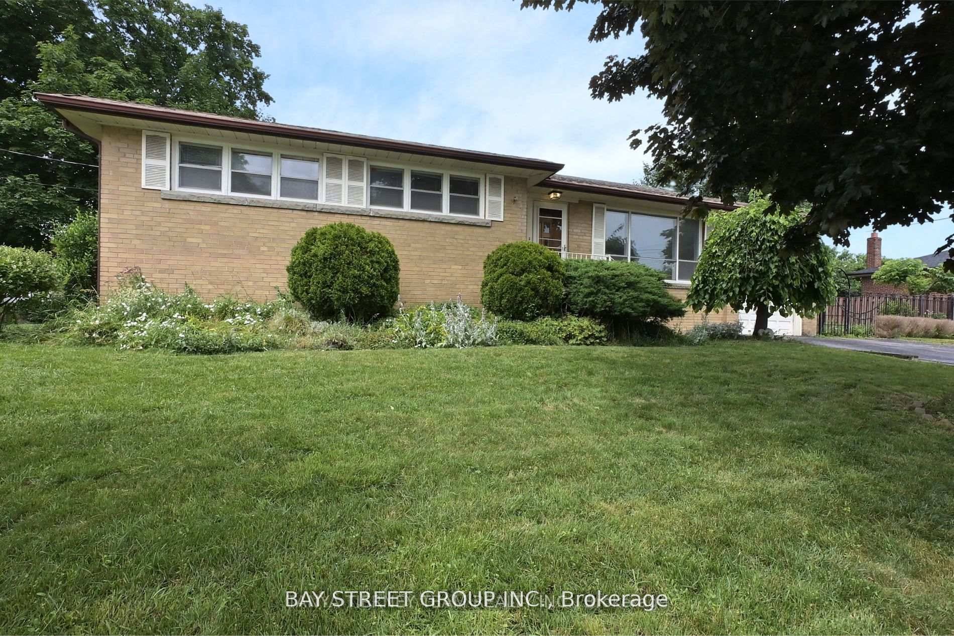 Newly Renovated Basement Room In The Highly Sought After Crosby Community !