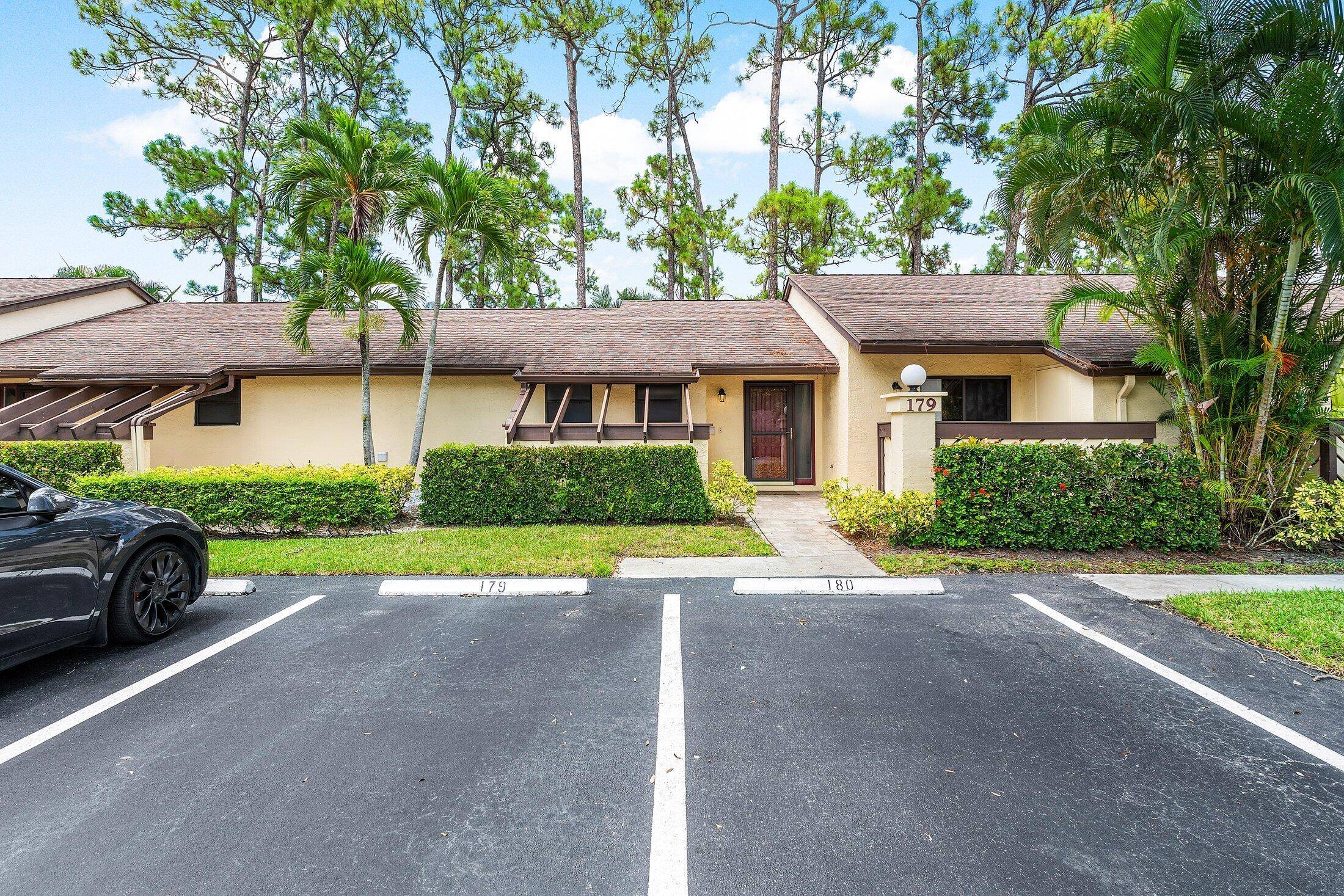 This Villa is an opportunity to live in the wonderful 55 community of Strathmore Gate.