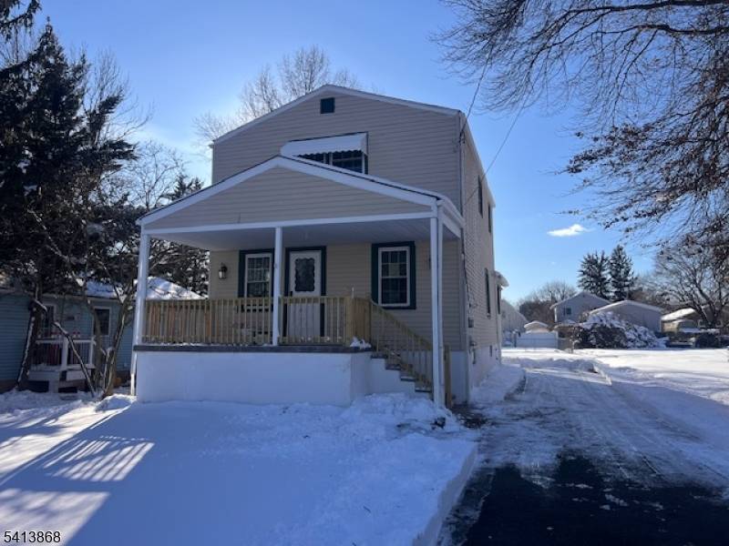 WELCOME HOME ! NESTLED ON AN EXPANSIVE LOT, THIS BEAUTIFULLY RENOVATED HOME OFFERS A PEACEFUL AND PRIVATE SETTING.
