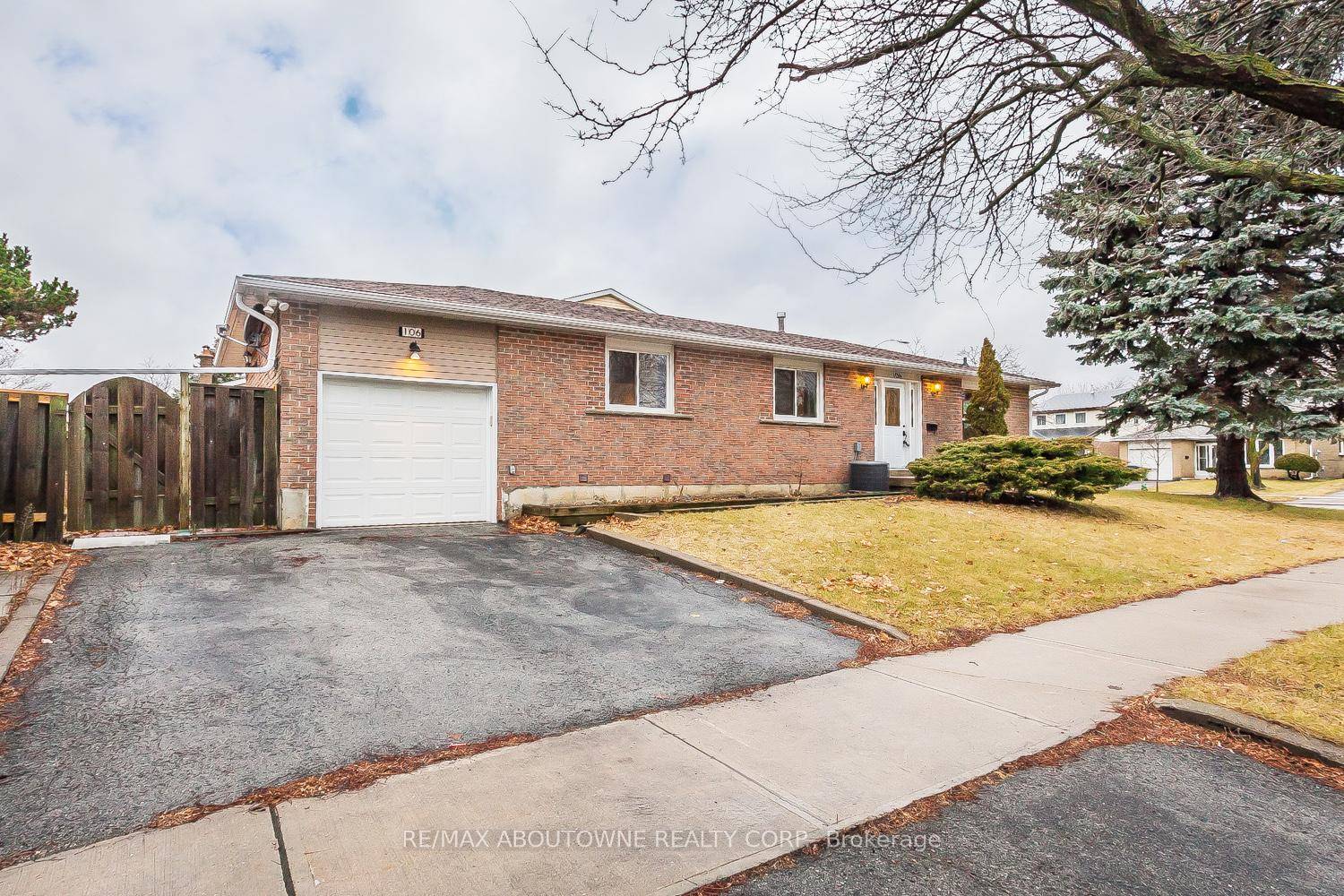Cozy Single Detached 3 3 Bungalow On A 50' X 100' Premium Lot.