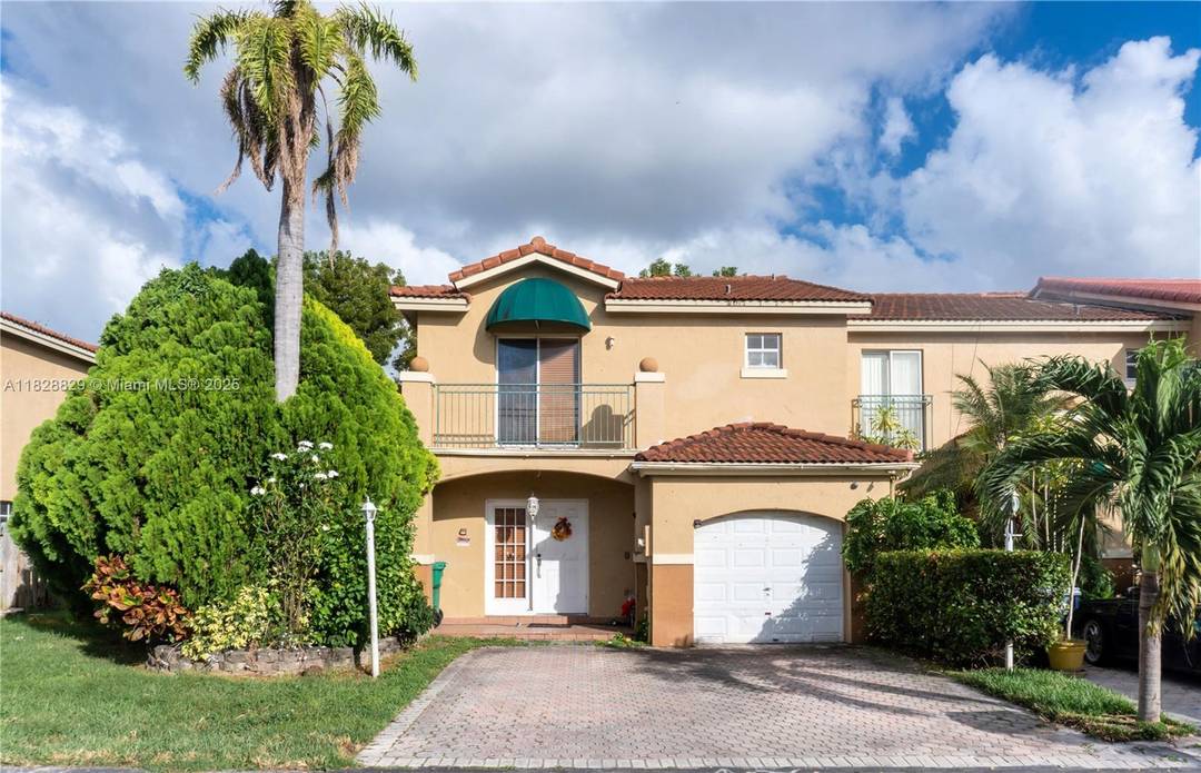 Corner 3 bed, 2 bath townhome with 1 car garage in West Kendall Low HOA, no CDD !