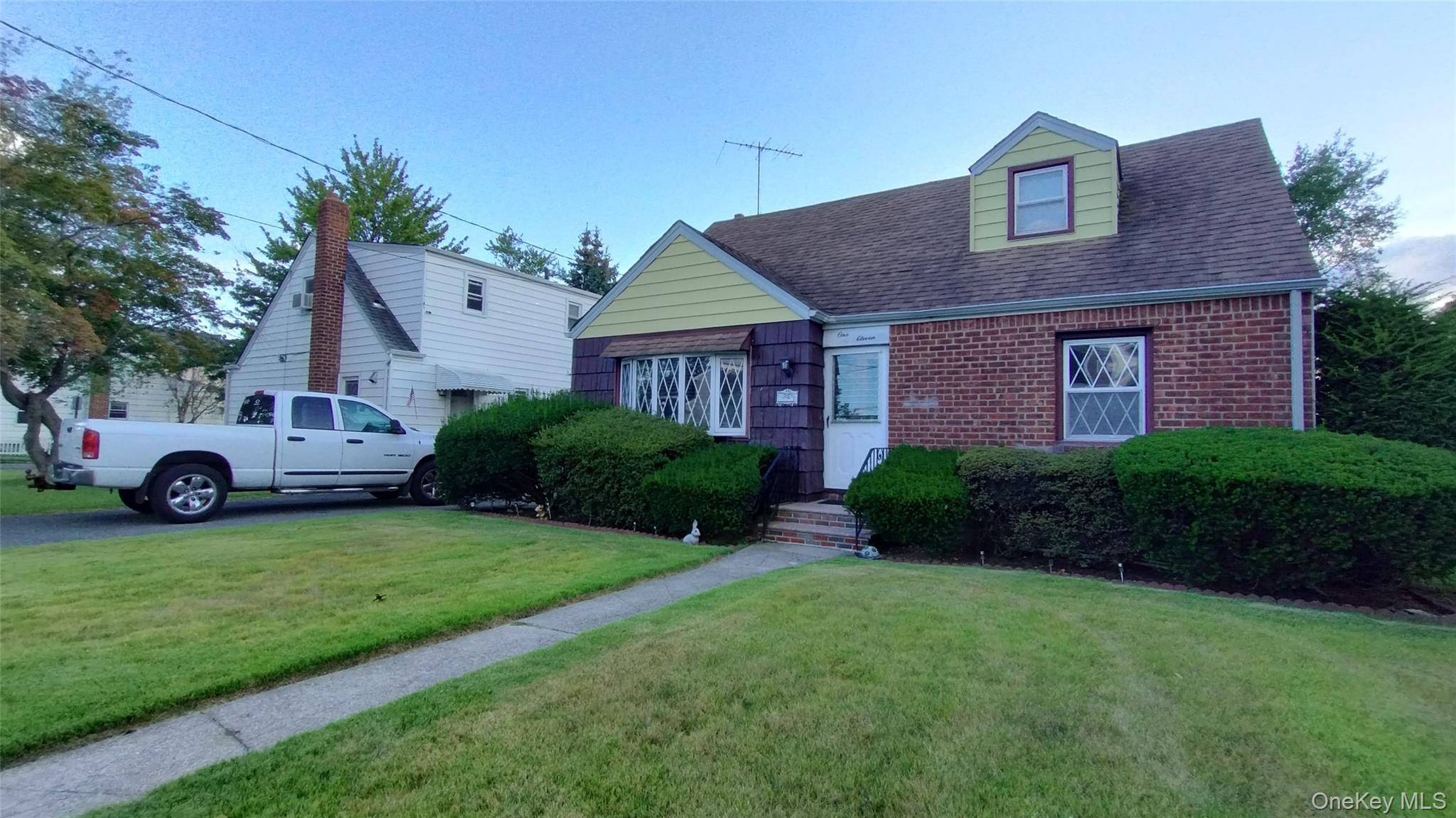 3 bedroom 2 bath rental in new hyde park school district.