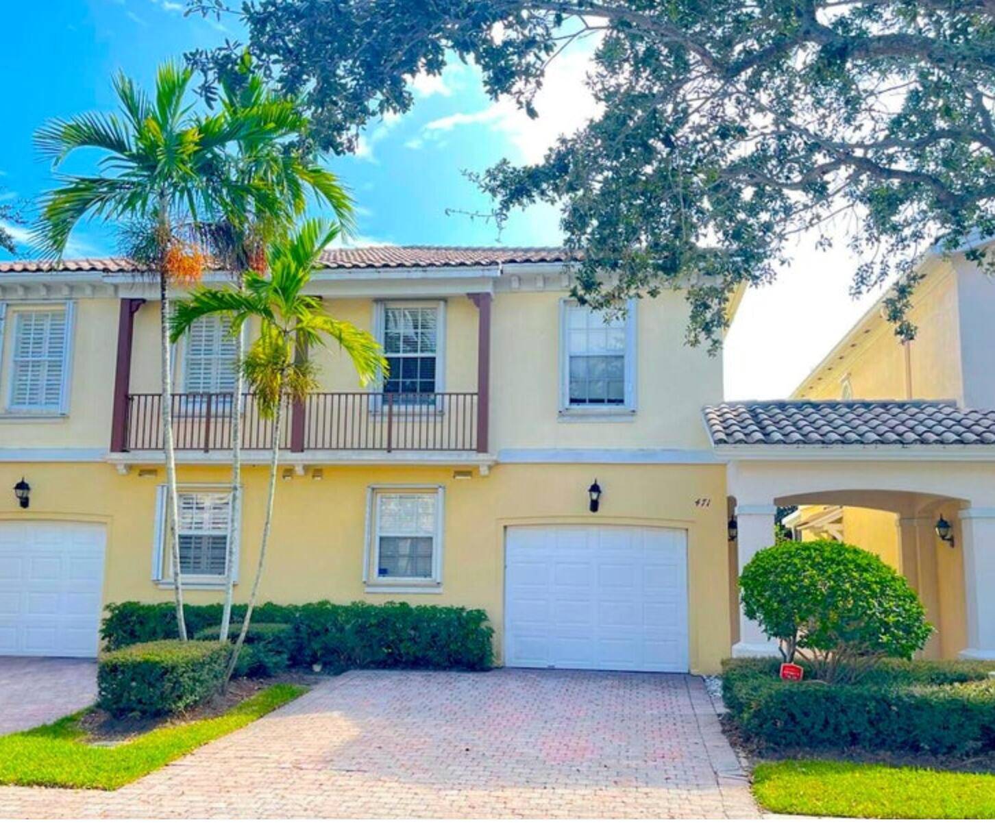 NEW ROOF. Lake Views ! This well maintained 3bd, 2.