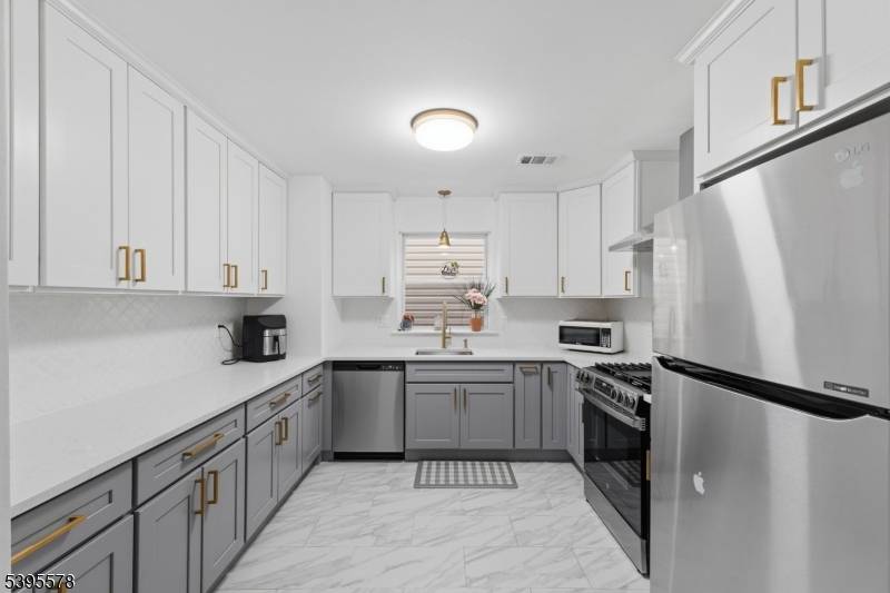 BACK ON MARKET PRIME 2 FAMILY HOME IN NEWARK !