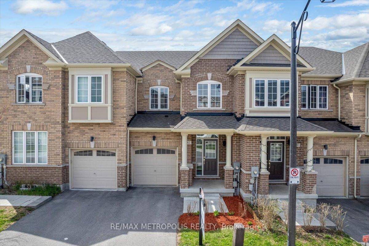 Welcome to Glenway Estates townhome nestled in one of Newmarkets most desirable, family friendly communities !
