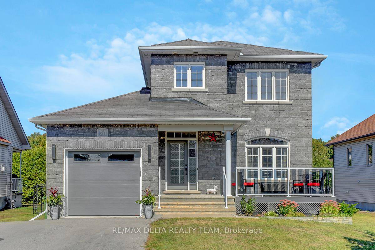 Stunning 2 Storey Detached Home in a Sought After, Established Neighbourhood.