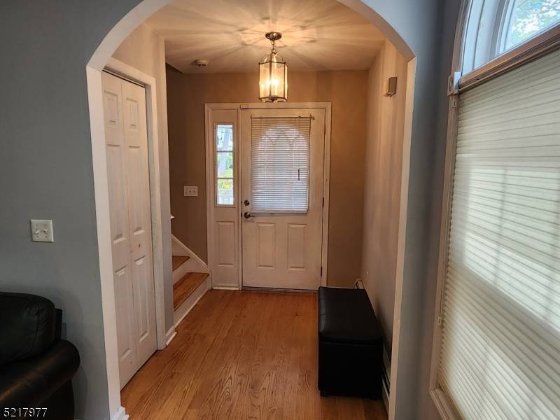FABULOUS COLONIAL BUILT IN 2001 !