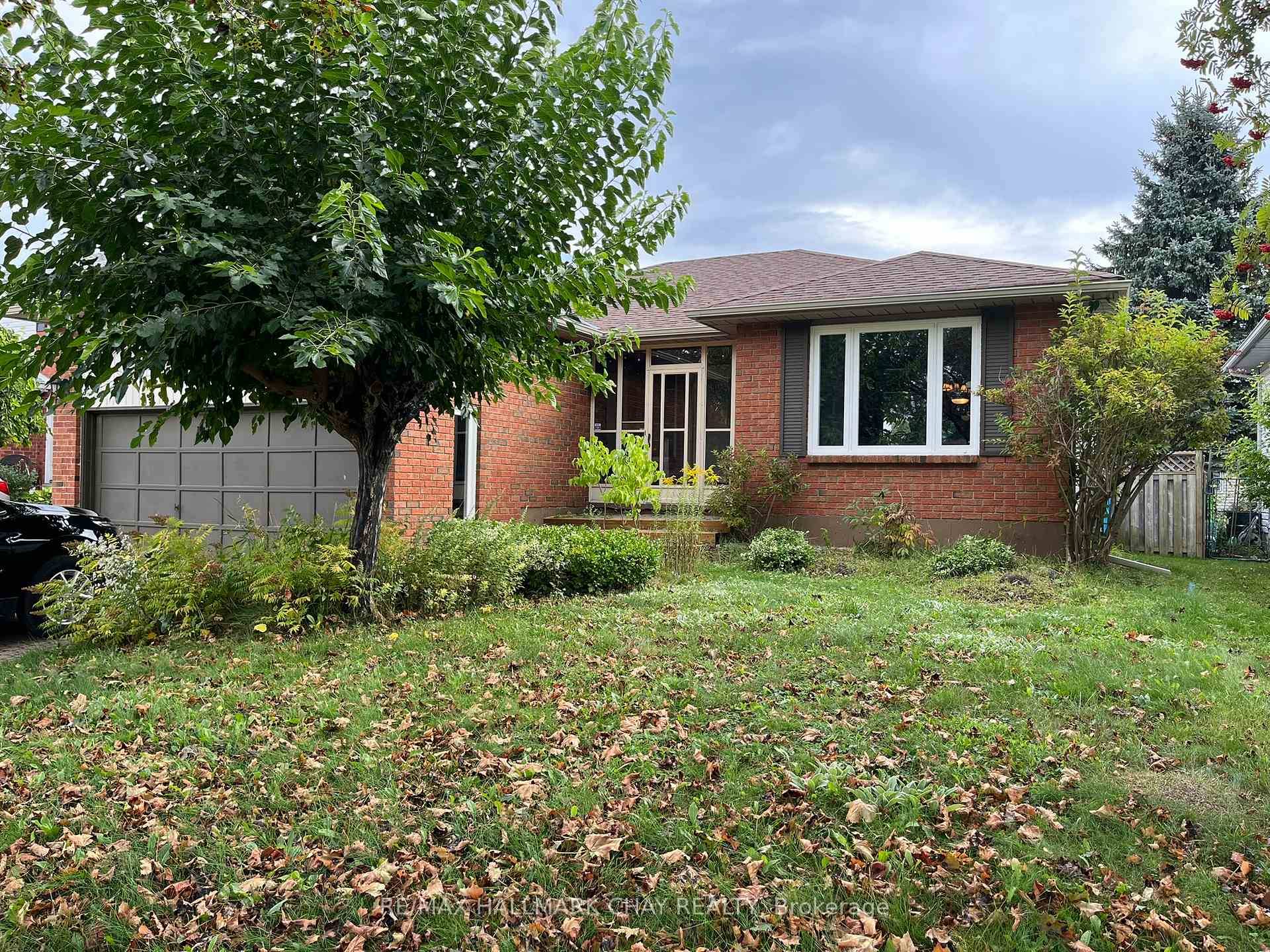 Great 3 bedroom, 2 bath bungalow in the north end of Barrie.
