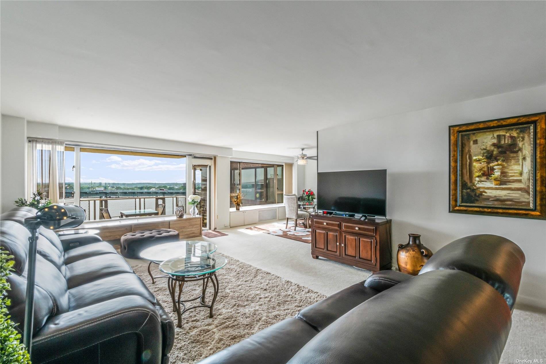 Move right into this beautiful one bedroom located on high floor in Cryder House.