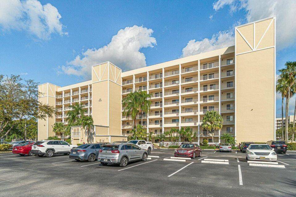 Lovely condo in Huntington Lakes.