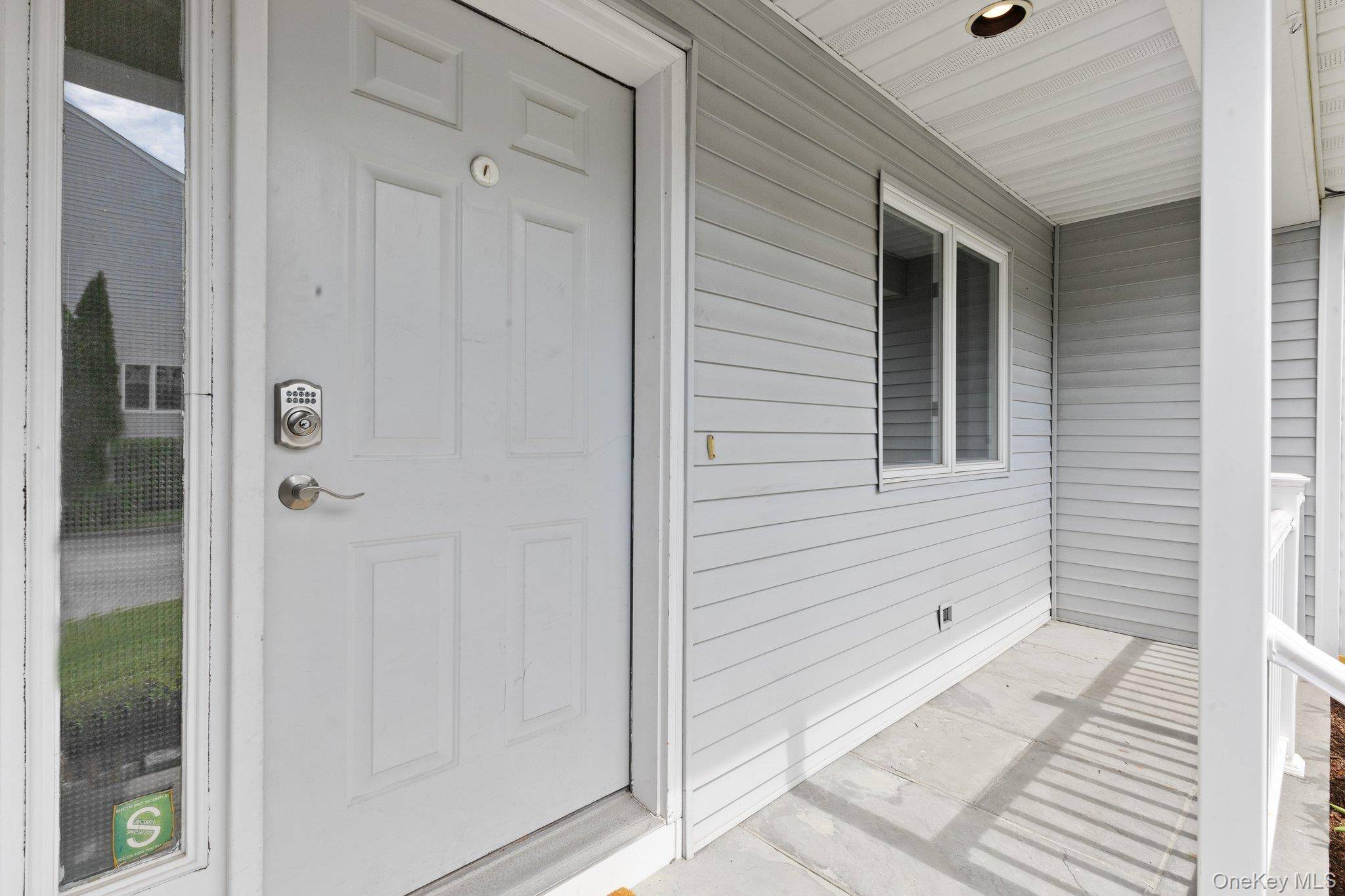 ? ? Spacious 3 Bed 3. 5 Bath Townhome with Garage Prime Location !