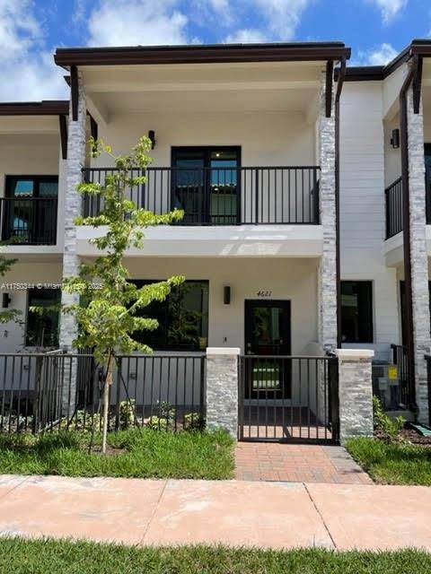 BEAUTIFUL TOWN HOME 3 BEDROOM 2.