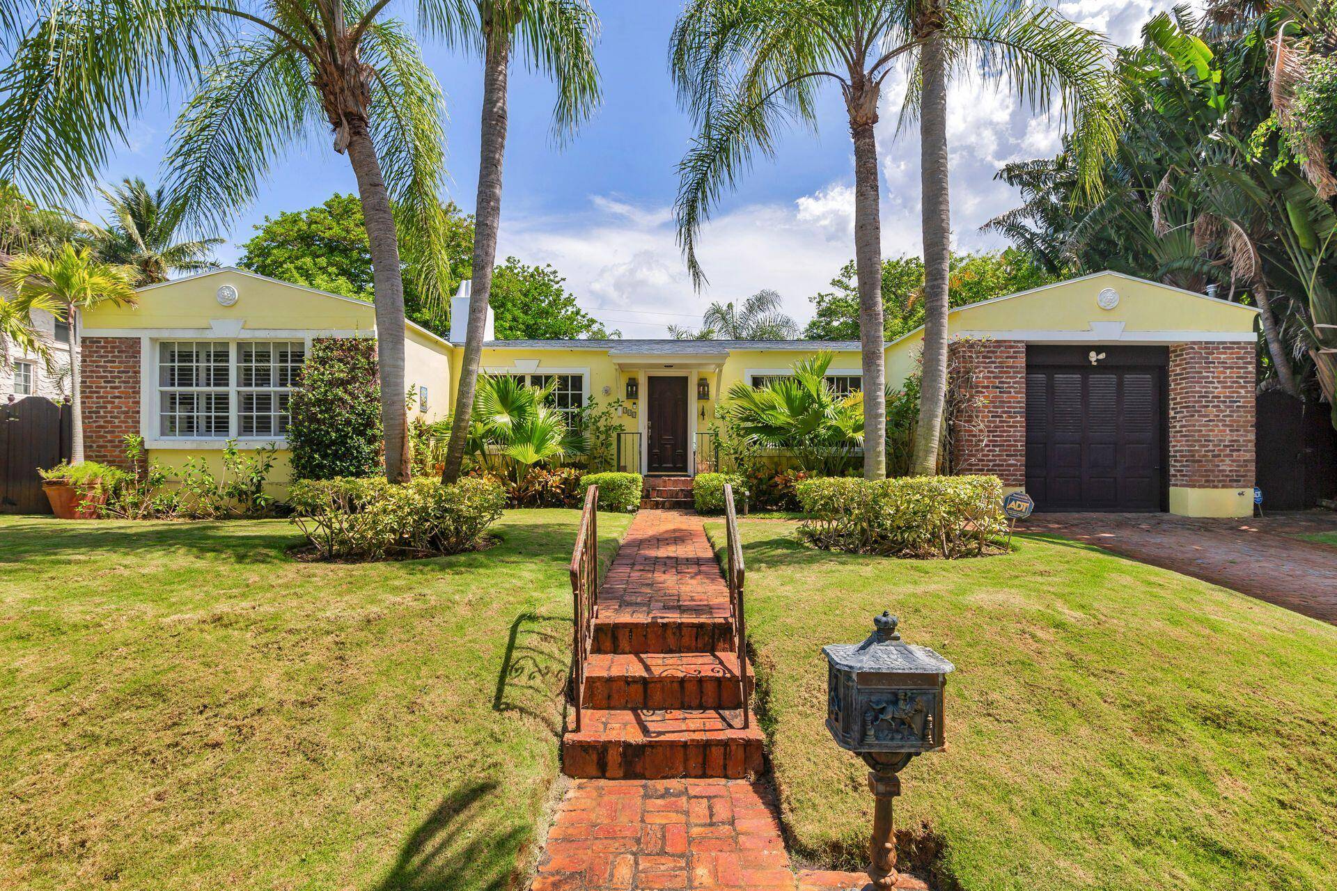 Charming 3BR 3BTH cottage in the heart of Historic Northwood !