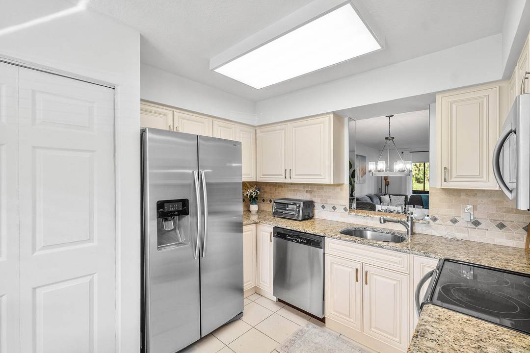 Fully furnished seasonal rental in Huntington Lakes section 4.