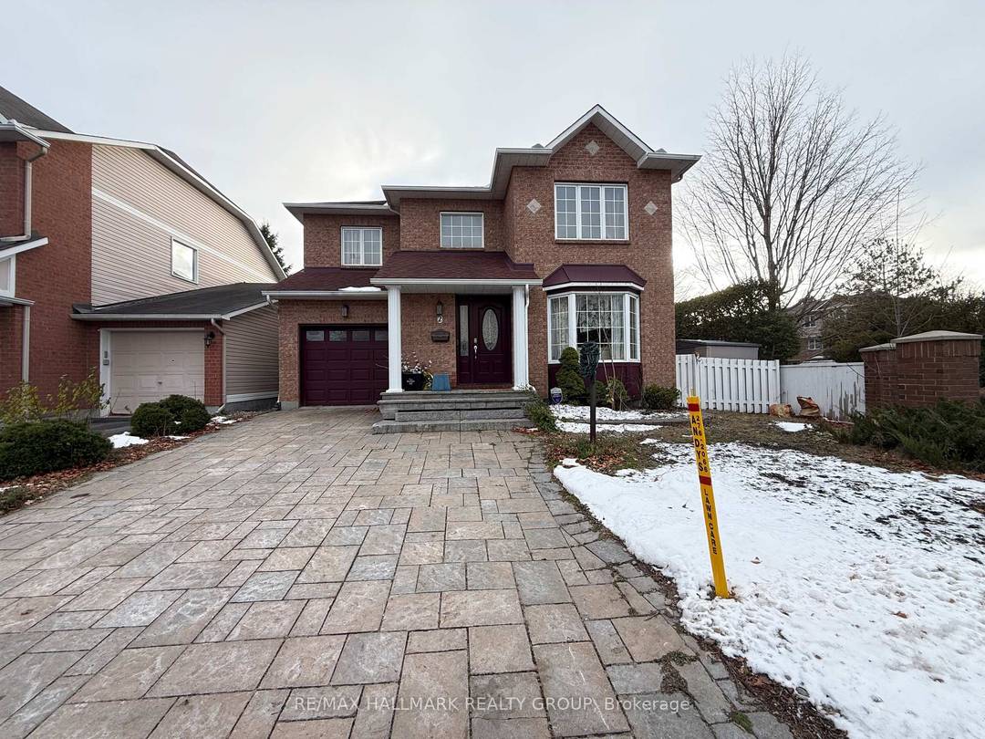 Well Maintained 4 Bedroom single house in Prime Nepean LocationAvailable for lease, this spacious and meticulously maintained home.