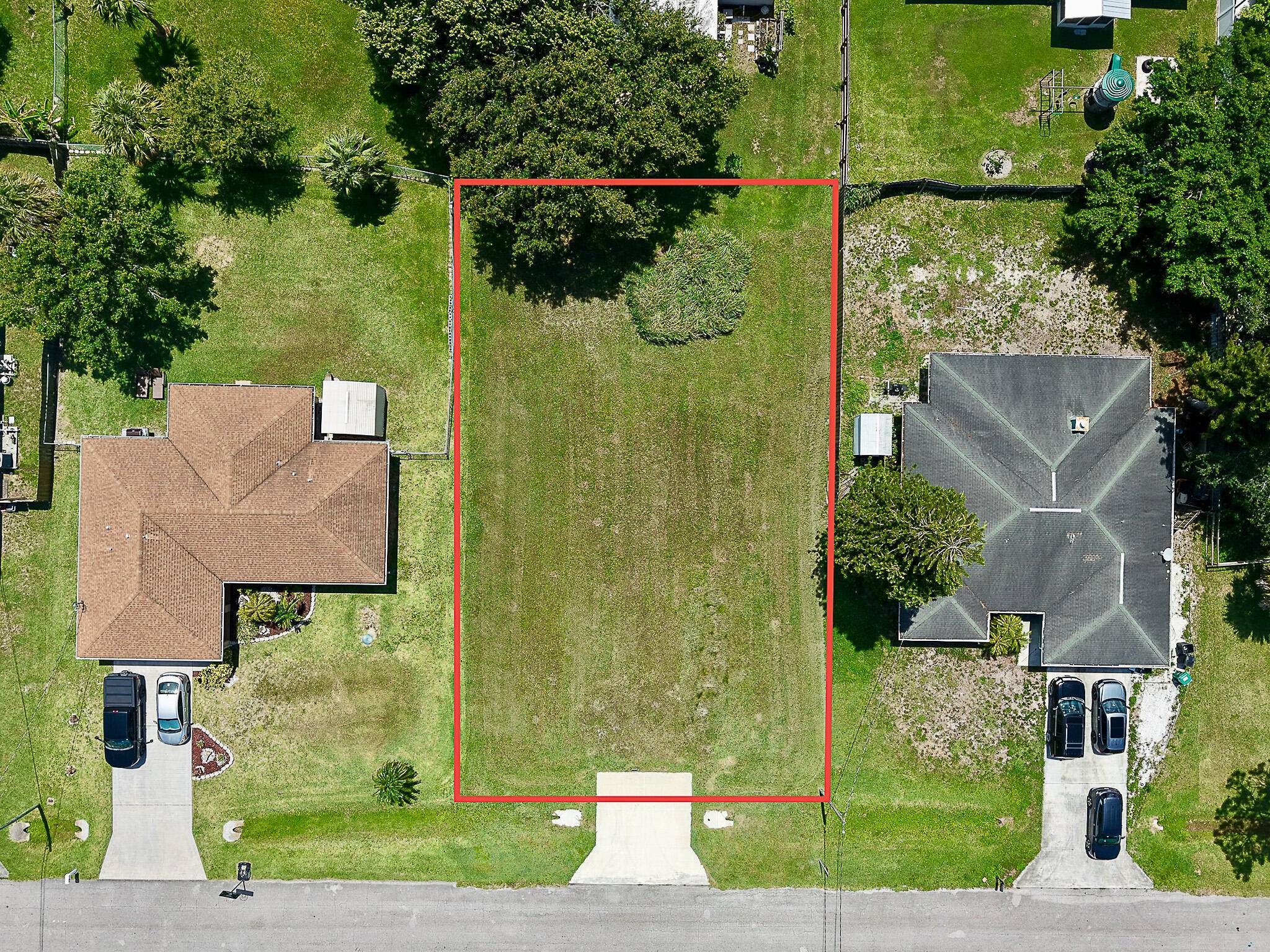 PREMIUM cleared lot close to the Savannas for gorgeous sunrise views and privacy.