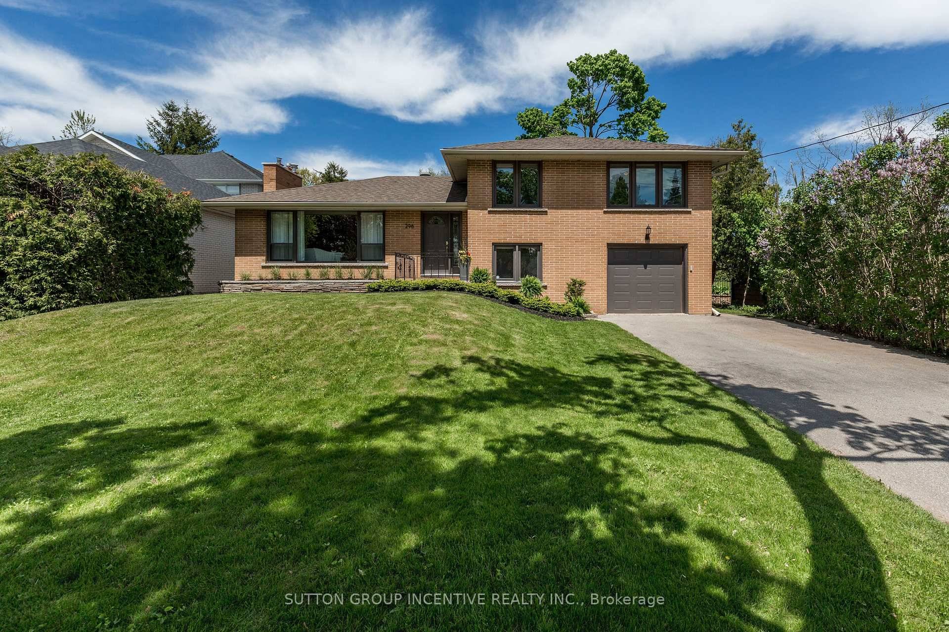 Prime Barrie Location ! Exceptional opportunity in one of Barrie's most sought after neighborhoods.
