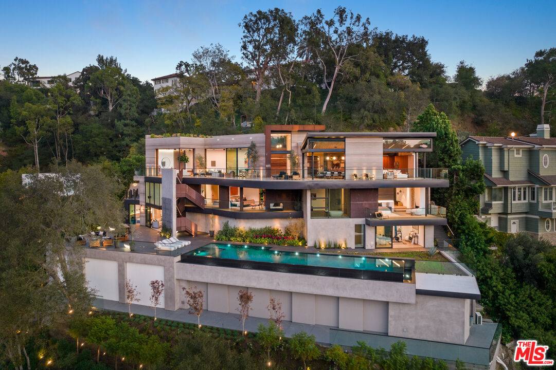 9420   Readcrest Dr Beverly Hills LA