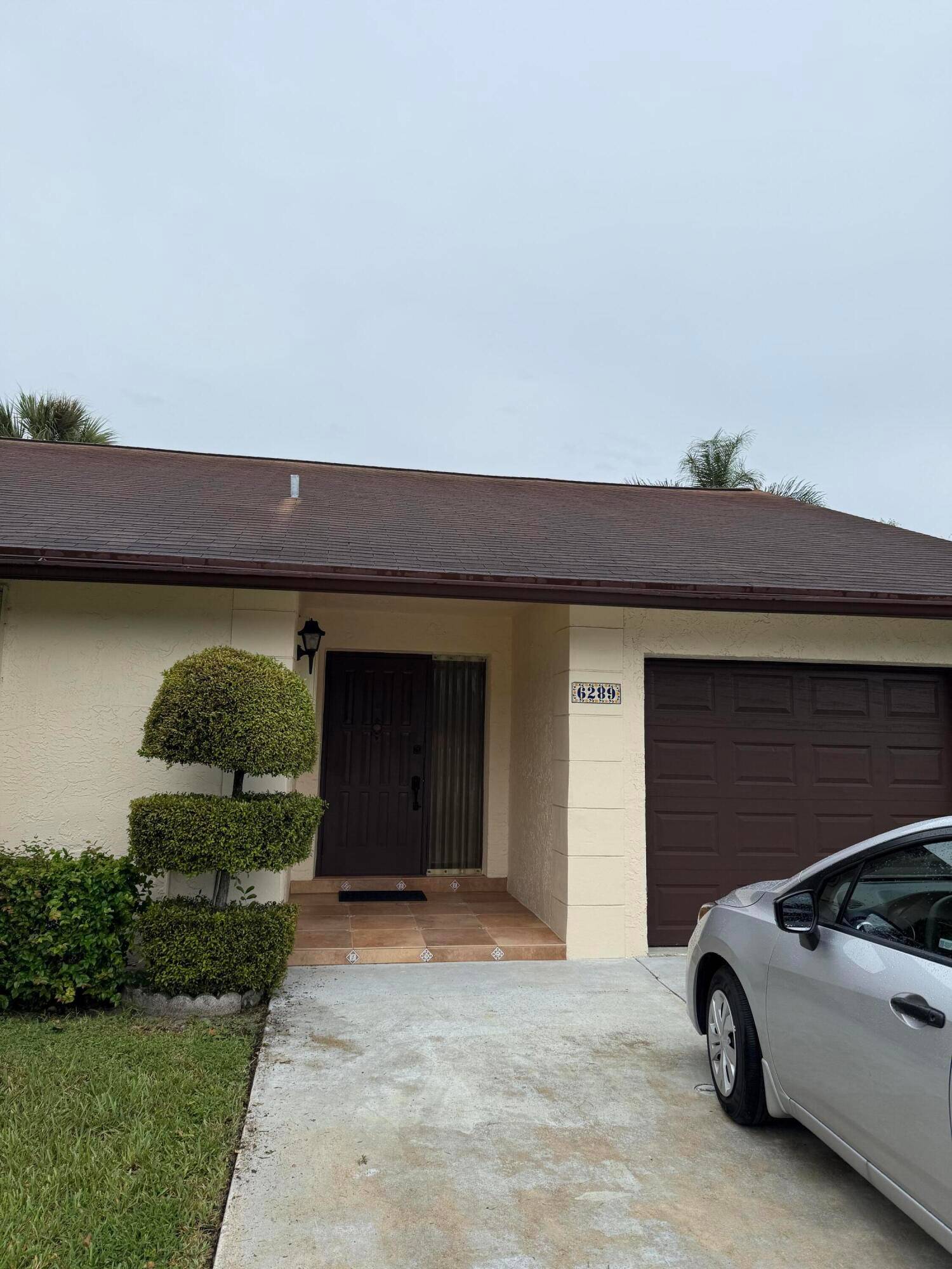 Beautifully maintained home within desirable Buttonwood West community.