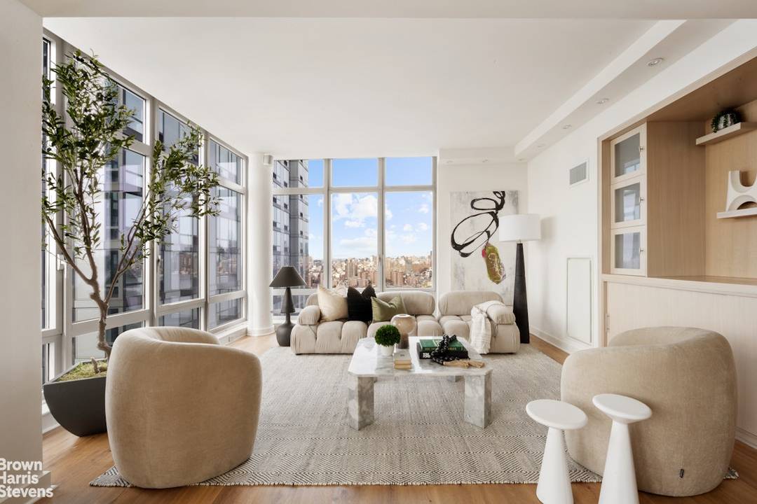 Apartment 27A is a corner 2 bedroom, 2 bath residence with walls of windows framing Western and Southern views spanning from Manhattan's midtown skyline to the iconic Brooklyn Bridge.